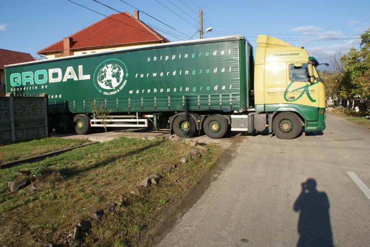 vrachtwagen bij kindertehuis in Sebis